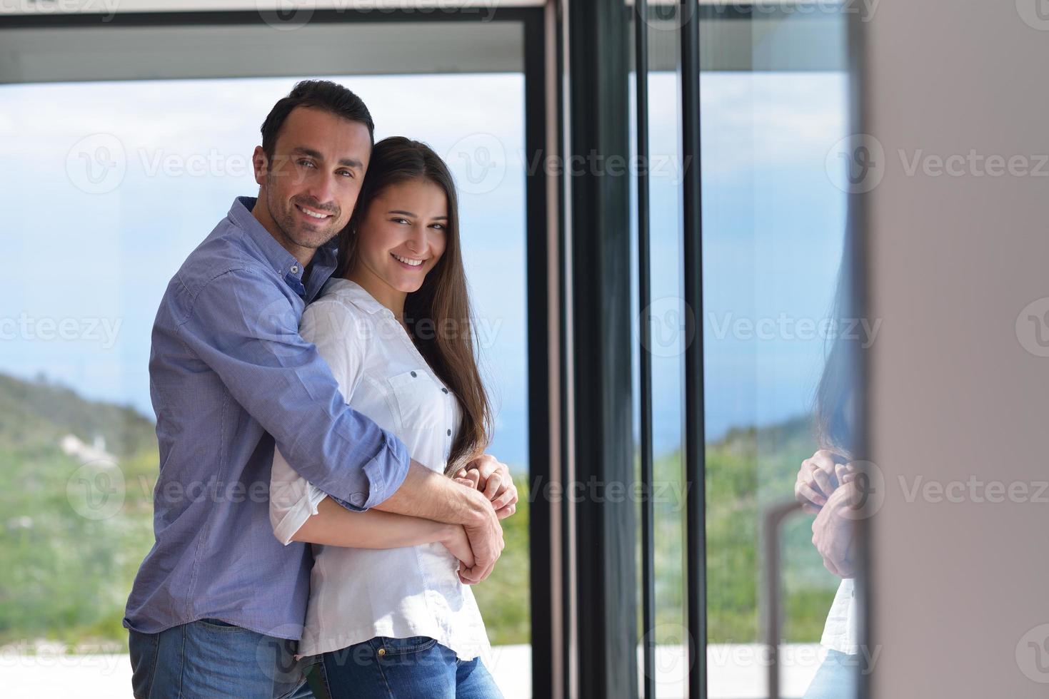 jeune couple se détendre à la maison photo