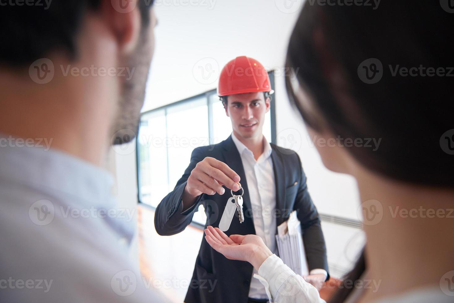 couple achetant une nouvelle maison avec un agent immobilier photo