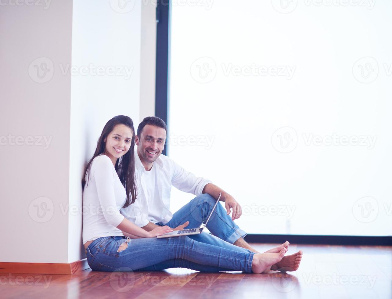 jeune couple détendu travaillant sur un ordinateur portable à la maison photo
