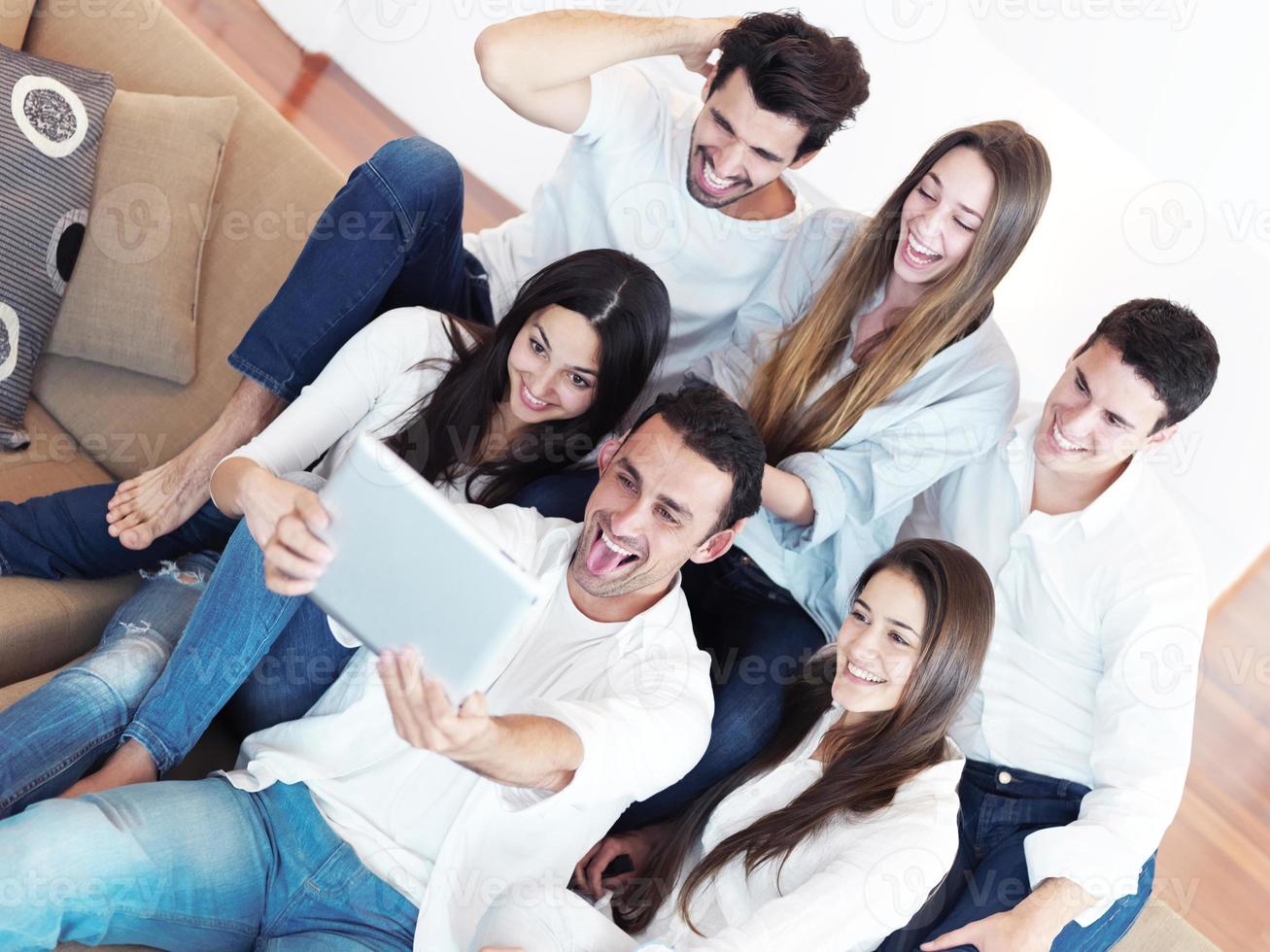 groupe d'amis prenant selfie photo