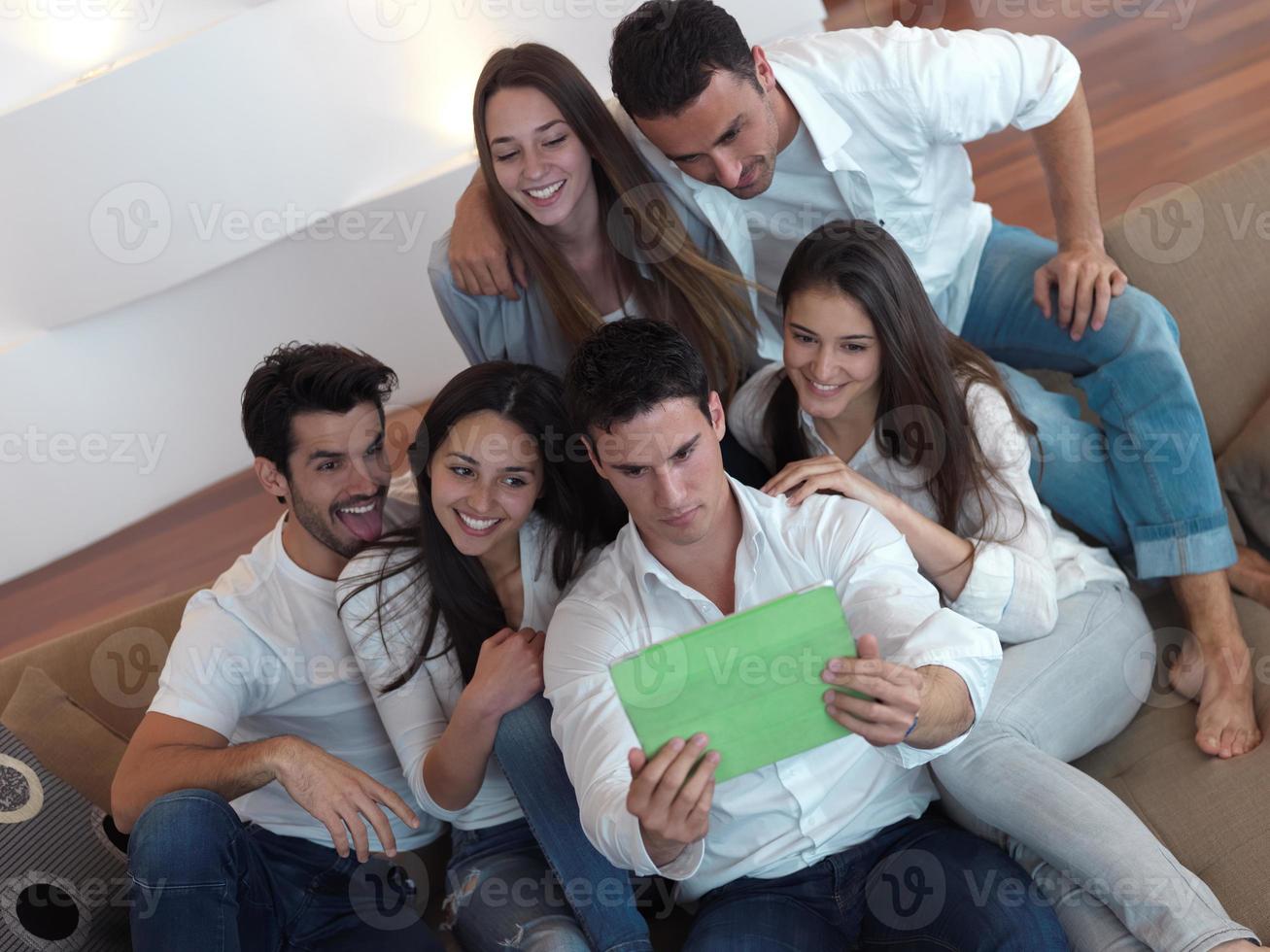 groupe d'amis prenant selfie photo