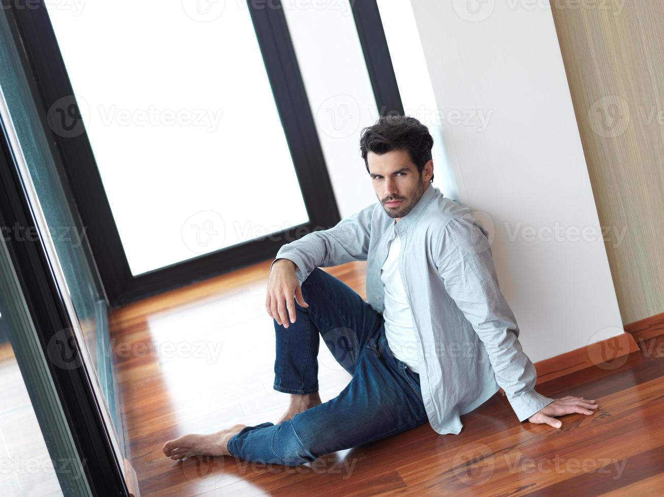 un jeune homme détendu boit le premier café du matin photo