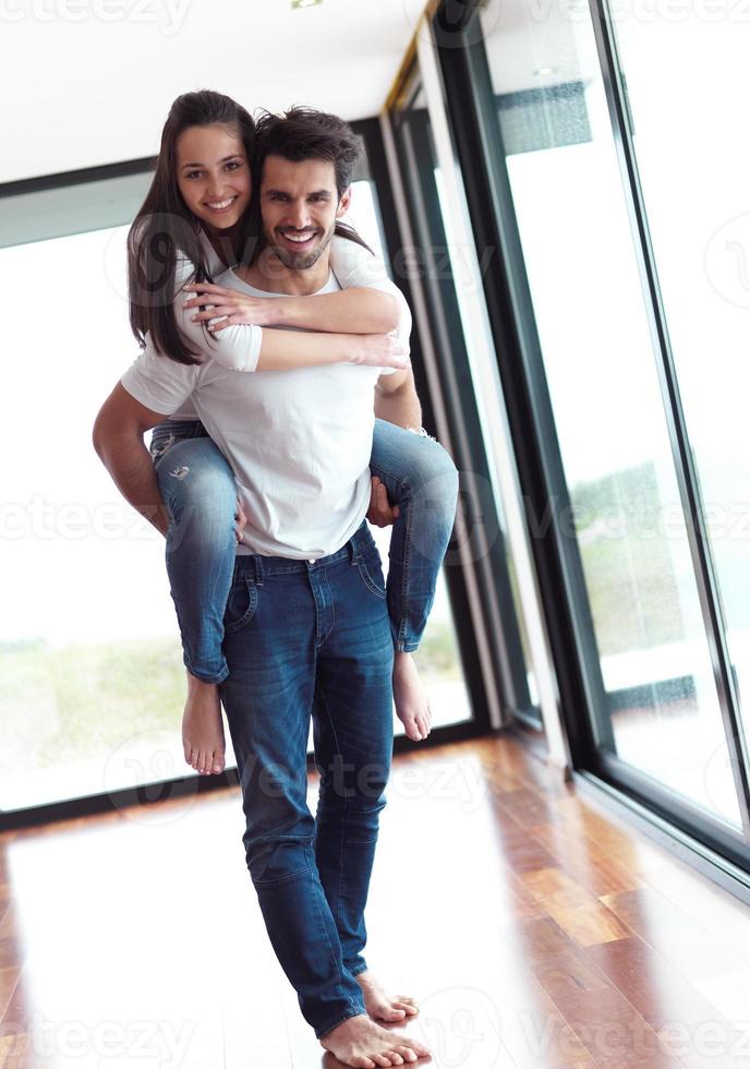 heureux jeune couple romantique s'amuser et se détendre à la maison à l'intérieur photo