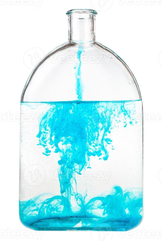 l'aquarelle bleue se dissout dans l'eau dans un flacon en verre photo