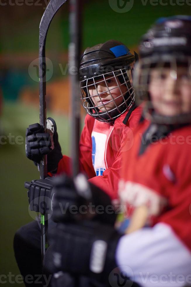 Enfants joueurs de hockey sur glace sur banc photo