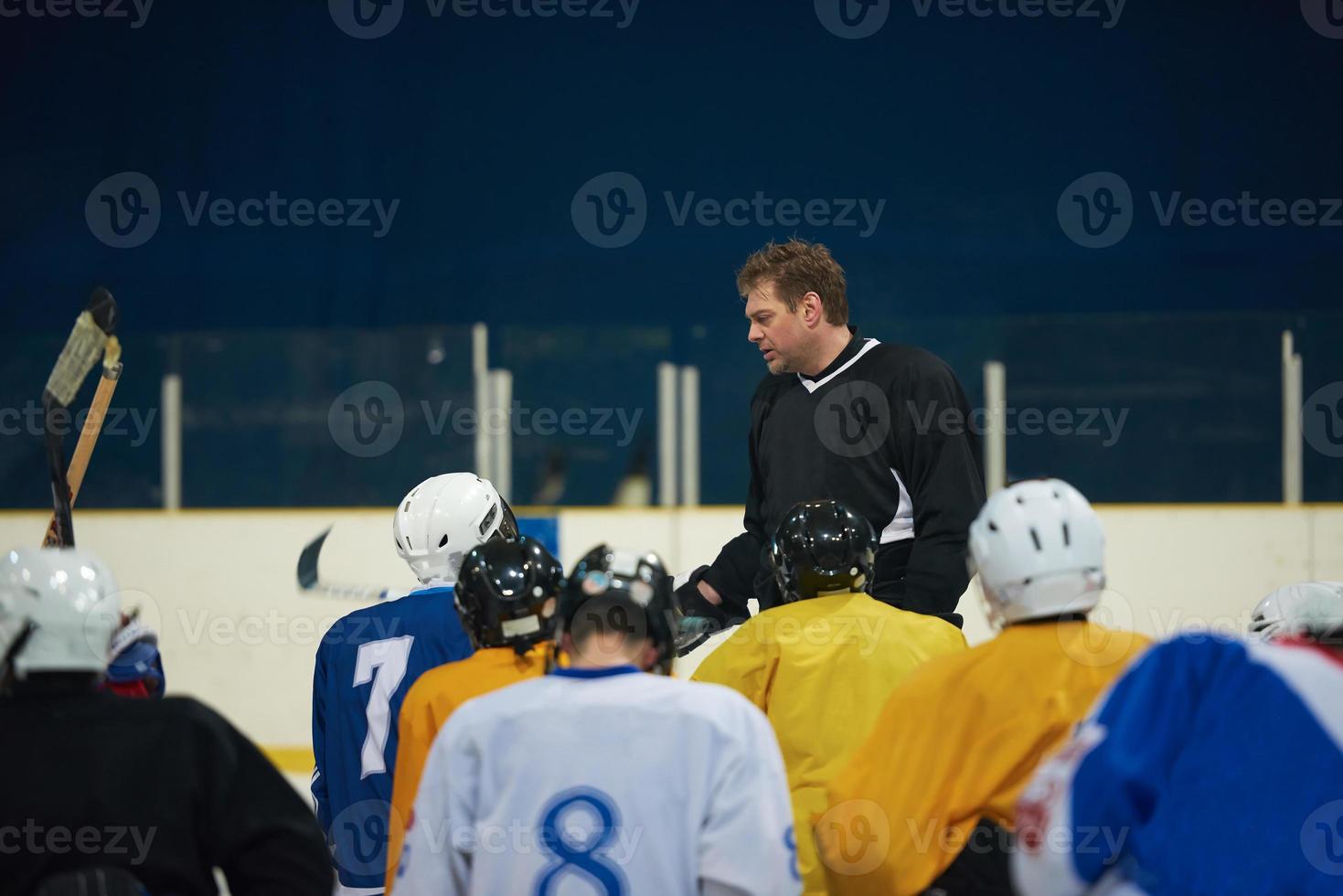 réunion d'équipe de joueurs de hockey sur glace avec entraîneur photo