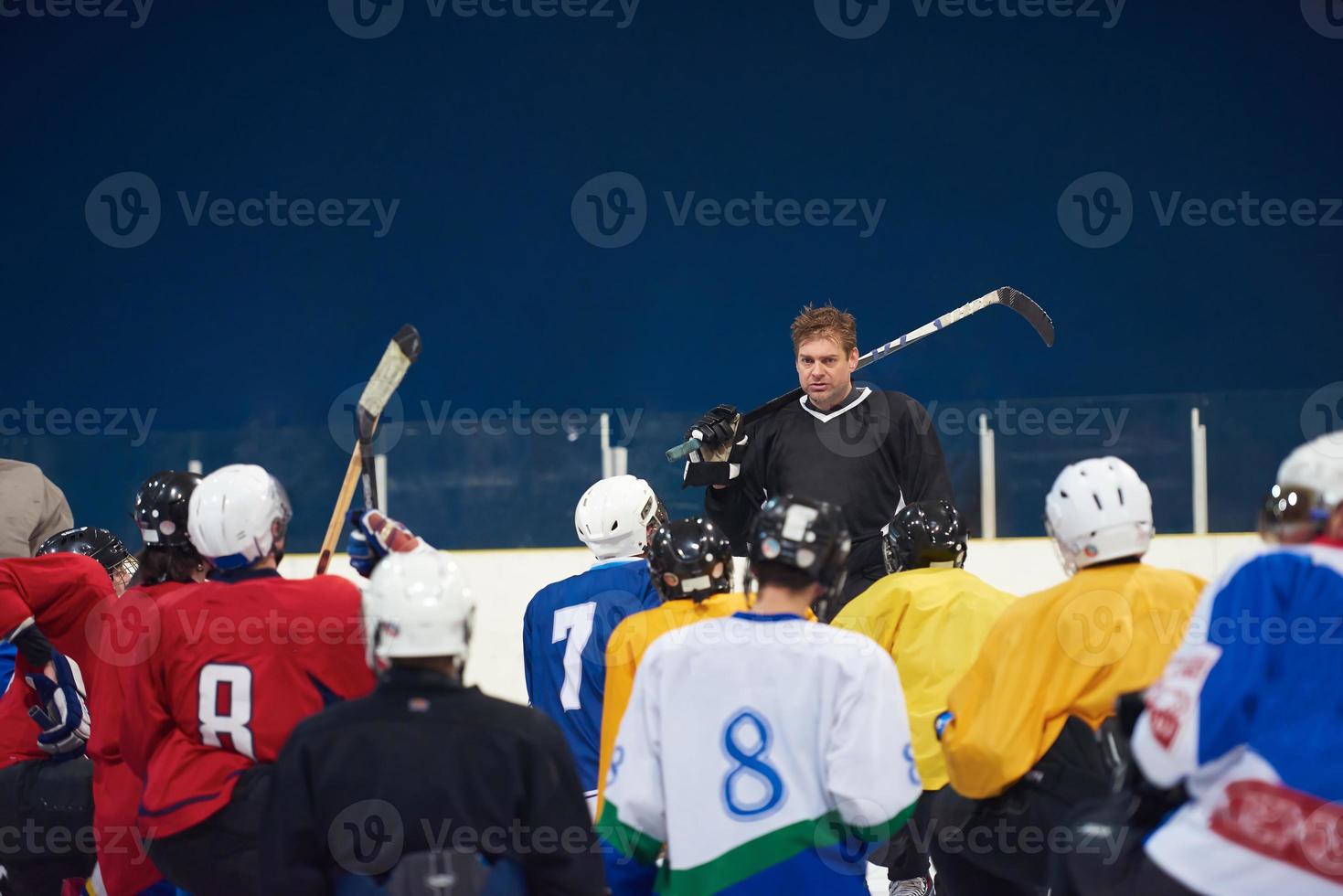 réunion d'équipe de joueurs de hockey sur glace avec entraîneur photo