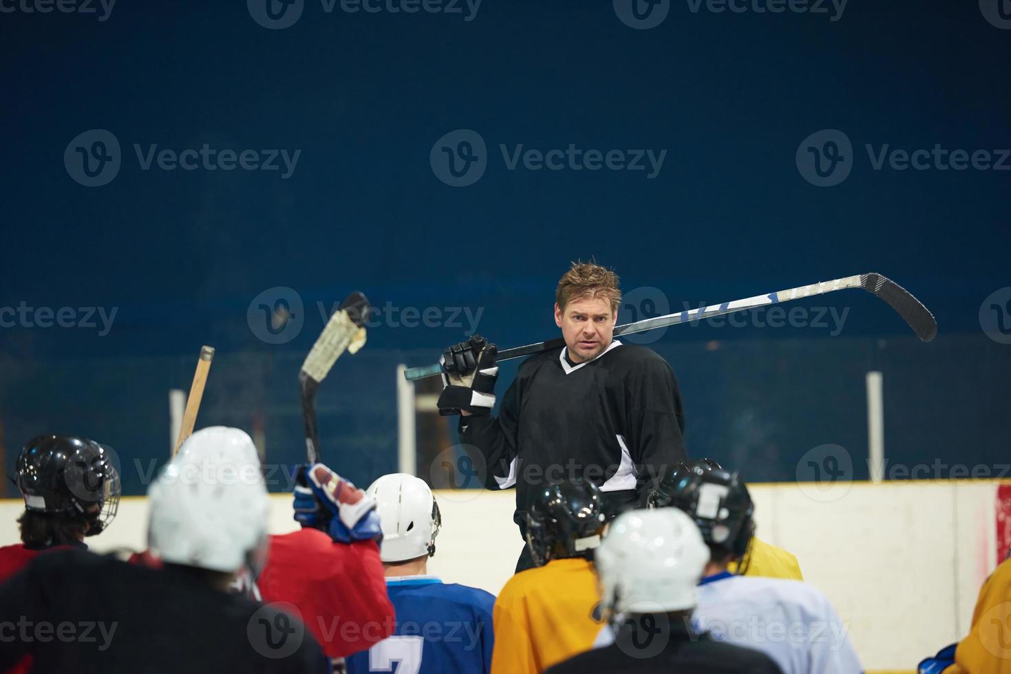 réunion d'équipe de joueurs de hockey sur glace avec entraîneur photo