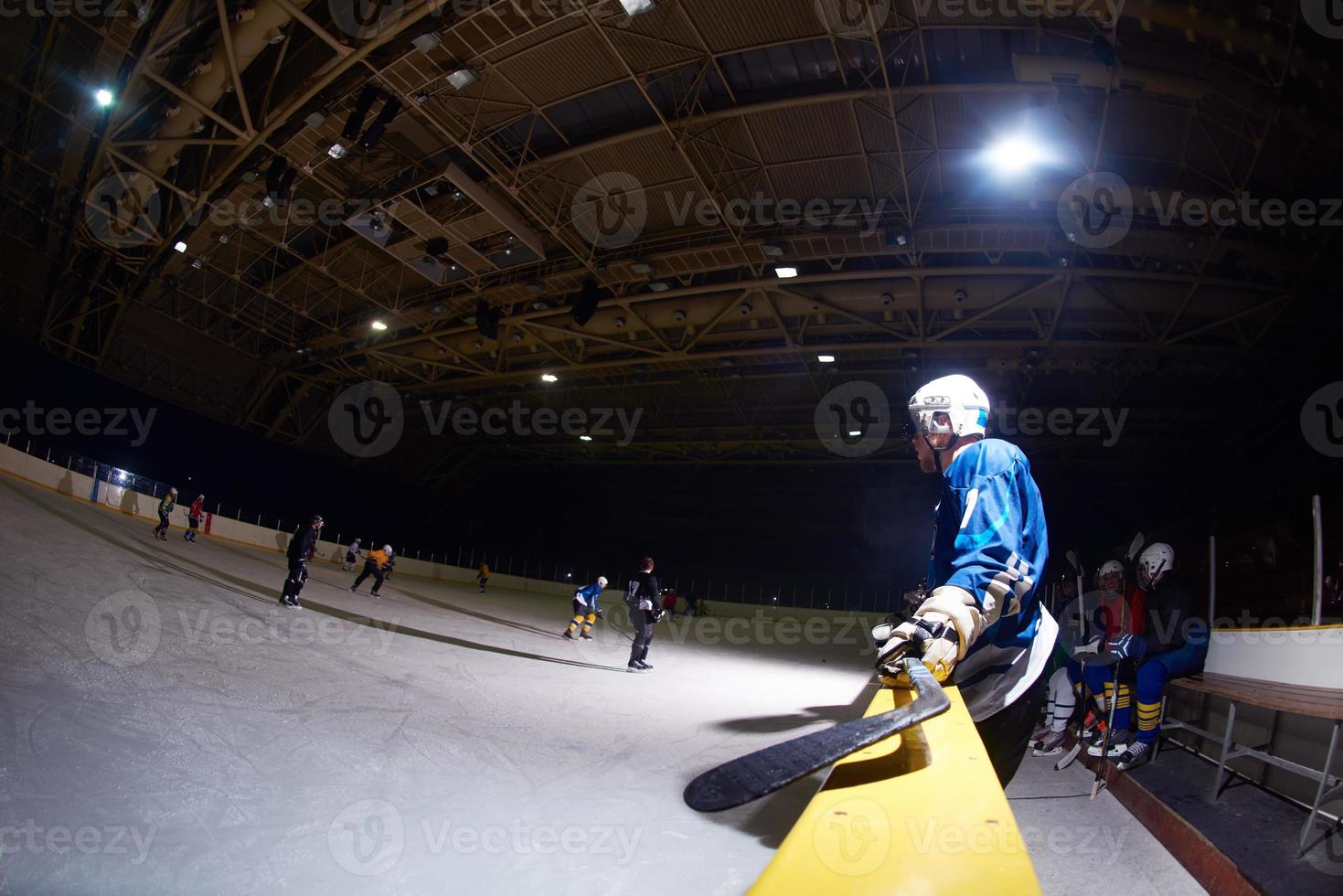 joueurs de hockey sur glace sur banc photo