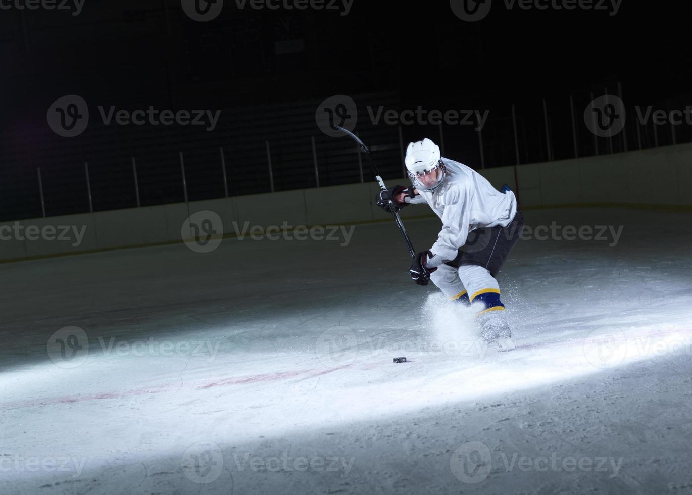 joueur de hockey sur glace en action photo