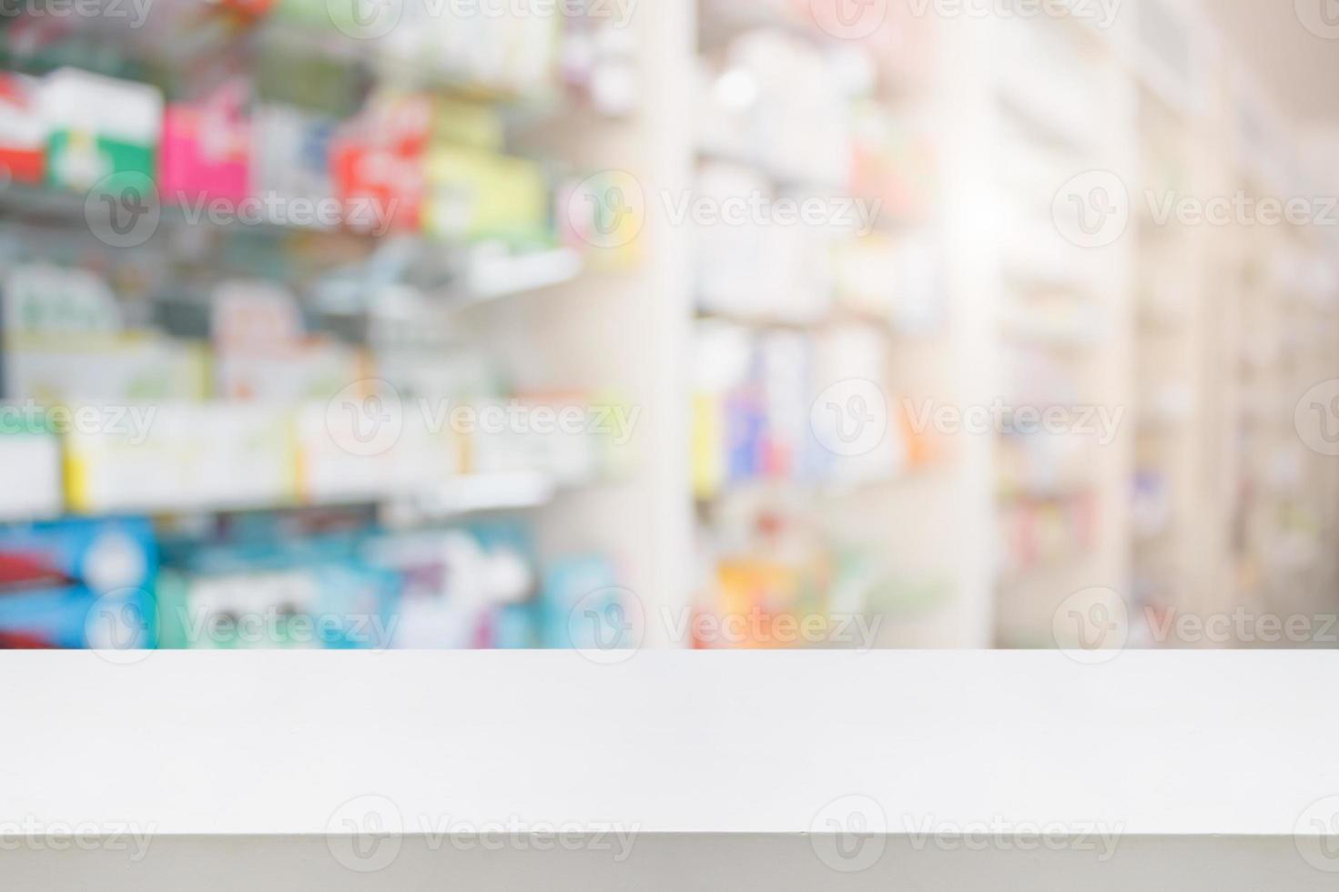 dessus de table de comptoir de pharmacie avec médecine floue sur les étagères photo