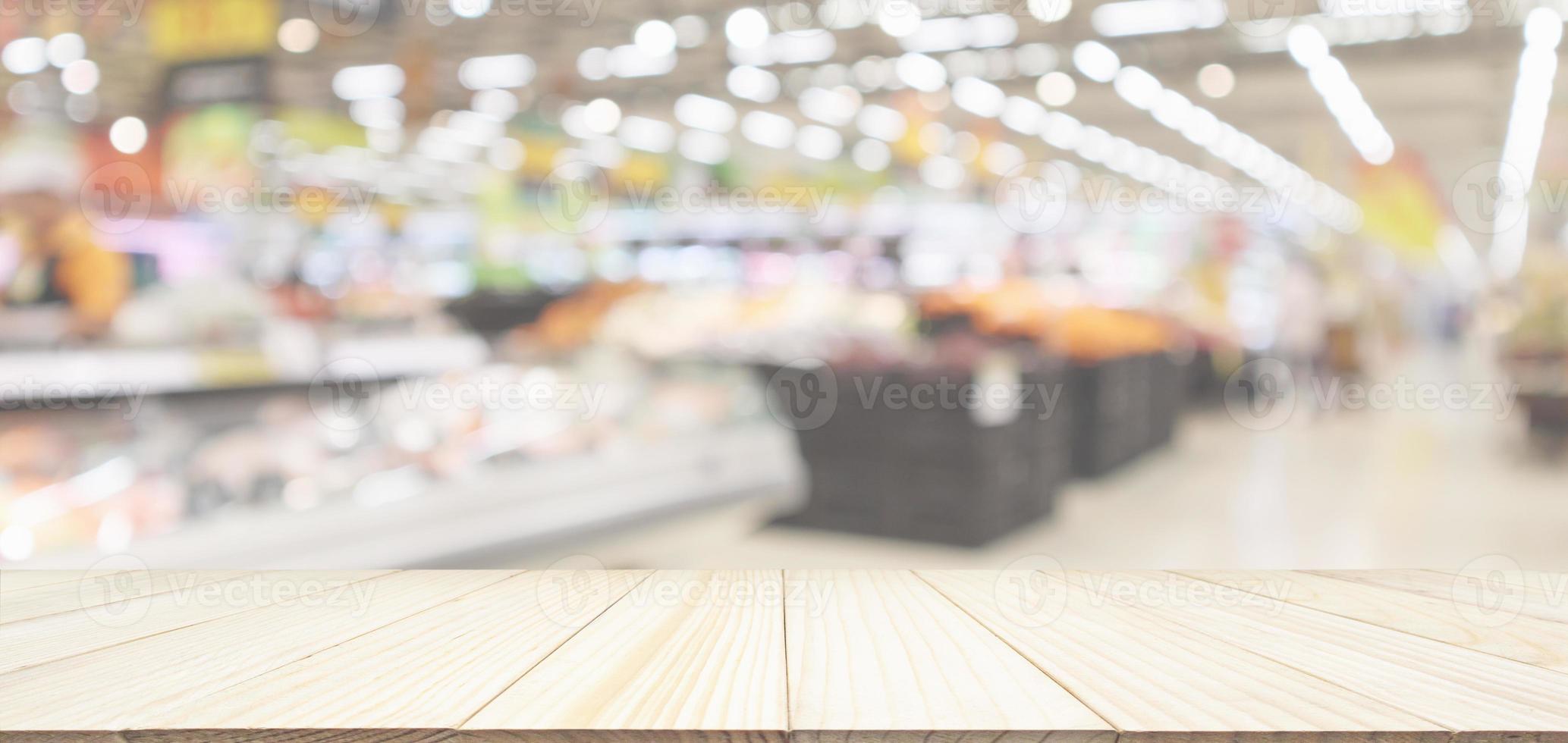 dessus de table en bois avec supermarché épicerie arrière-plan flou défocalisé avec lumière bokeh photo