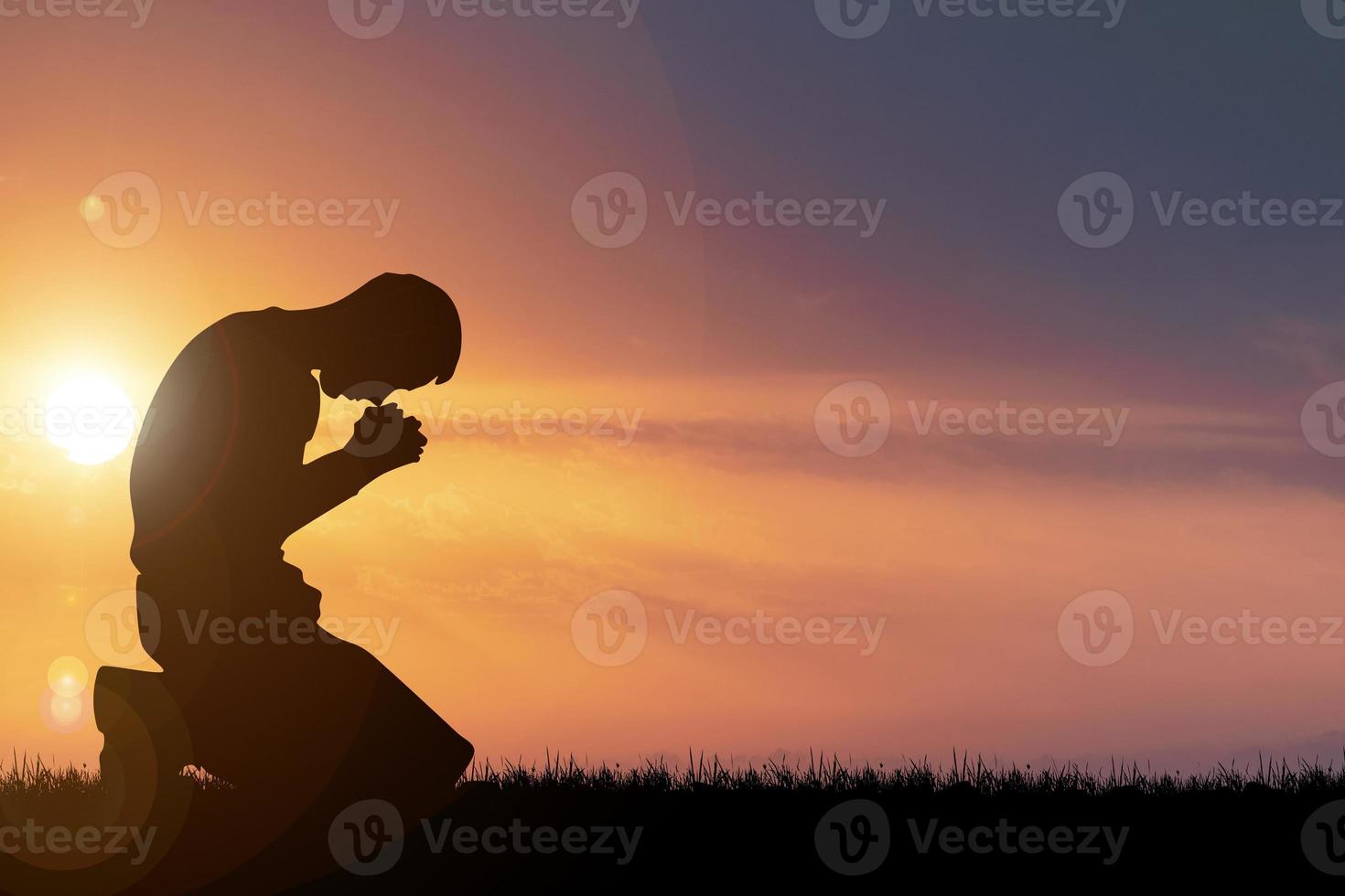 silhouette de mains chrétiennes en prière personnes spirituelles et religieuses priant dieu concepts de christianisme photo