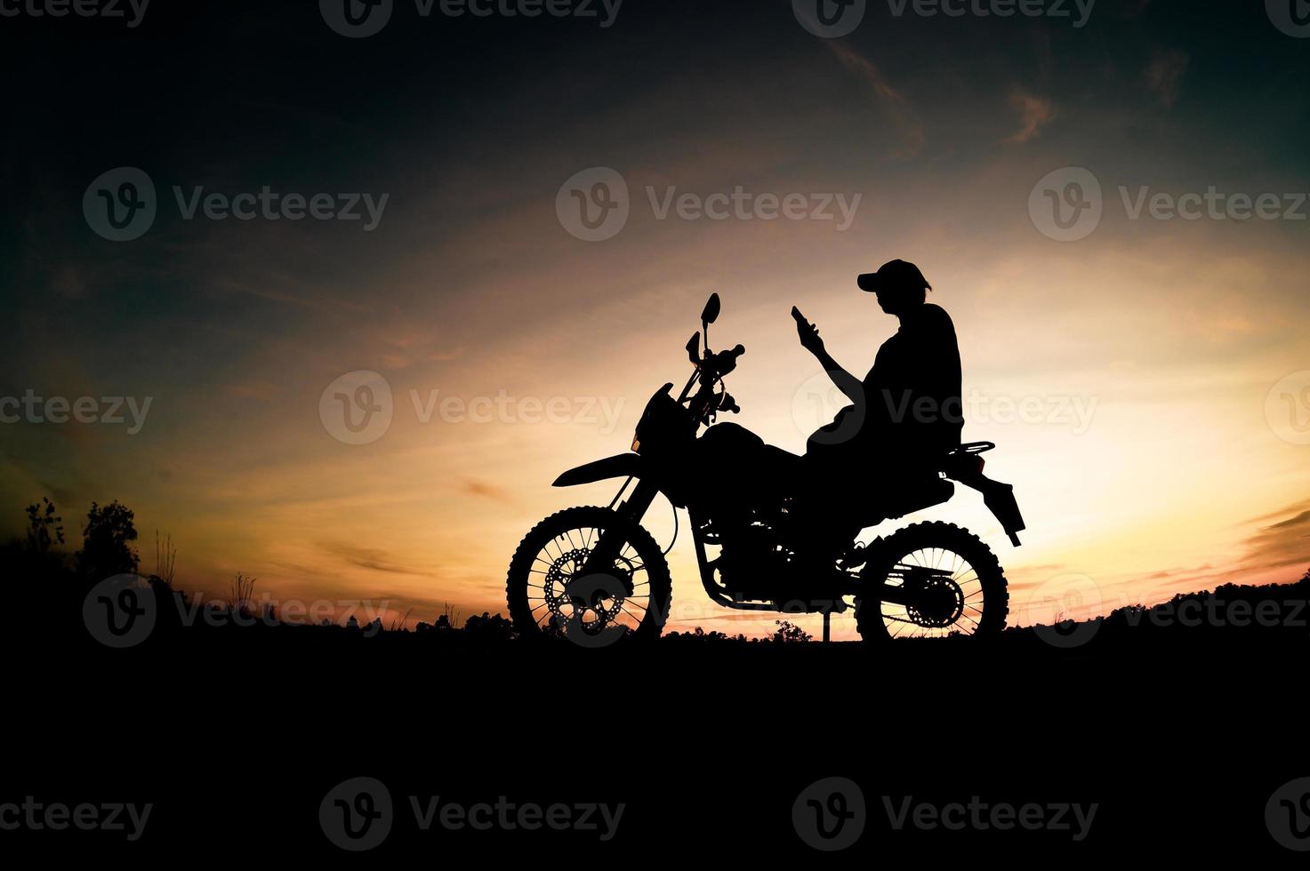 silhouettes masculines et vélos de motocross de tourisme. parc pour se détendre à la montagne le soir. concept de voyage d'aventure et de loisirs photo