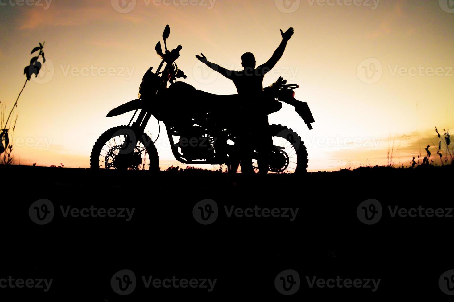 silhouettes masculines et vélos de motocross de tourisme. parc pour se détendre à la montagne le soir. concept de voyage d'aventure et de loisirs photo