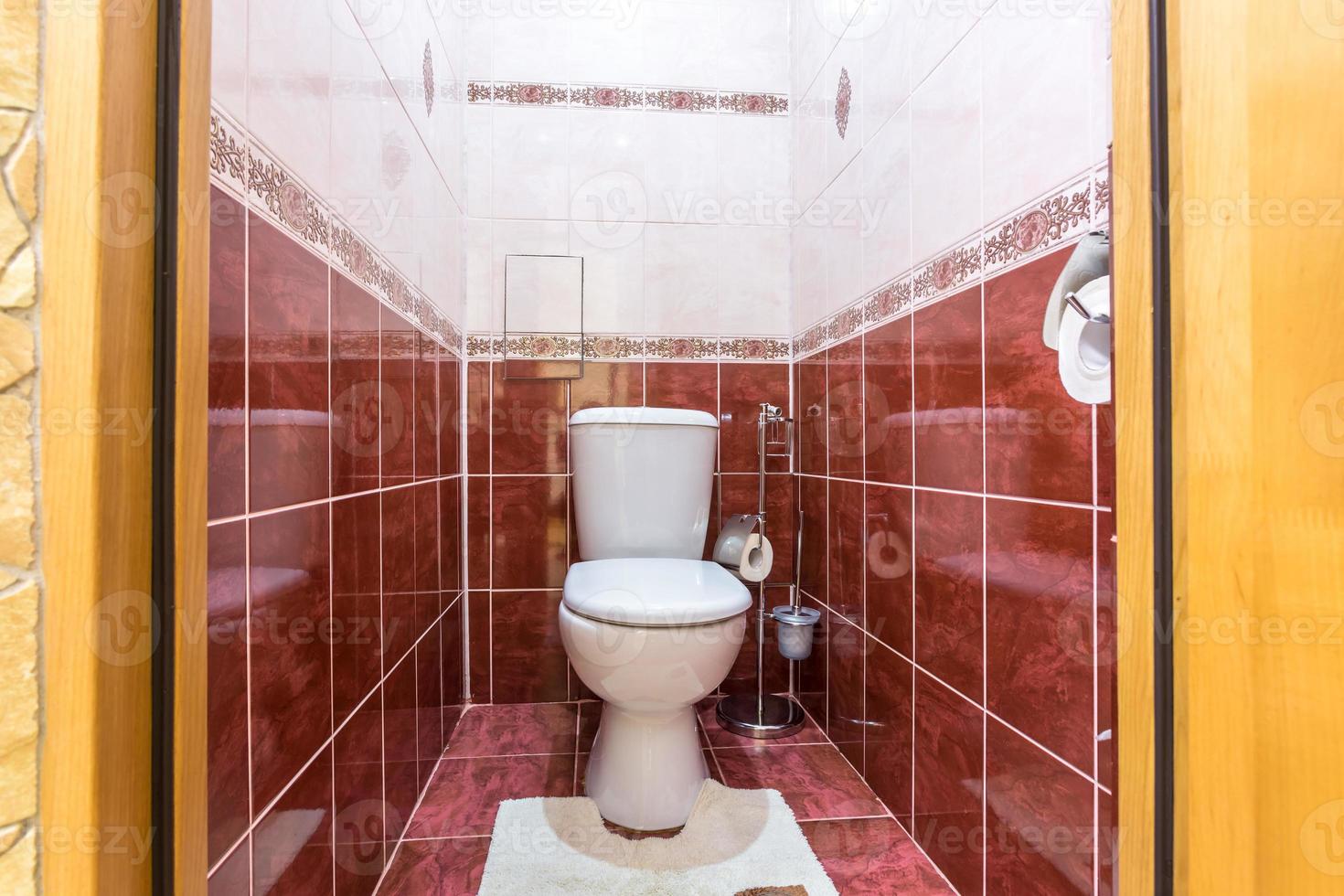 cuvette de toilette en céramique blanche dans les toilettes photo