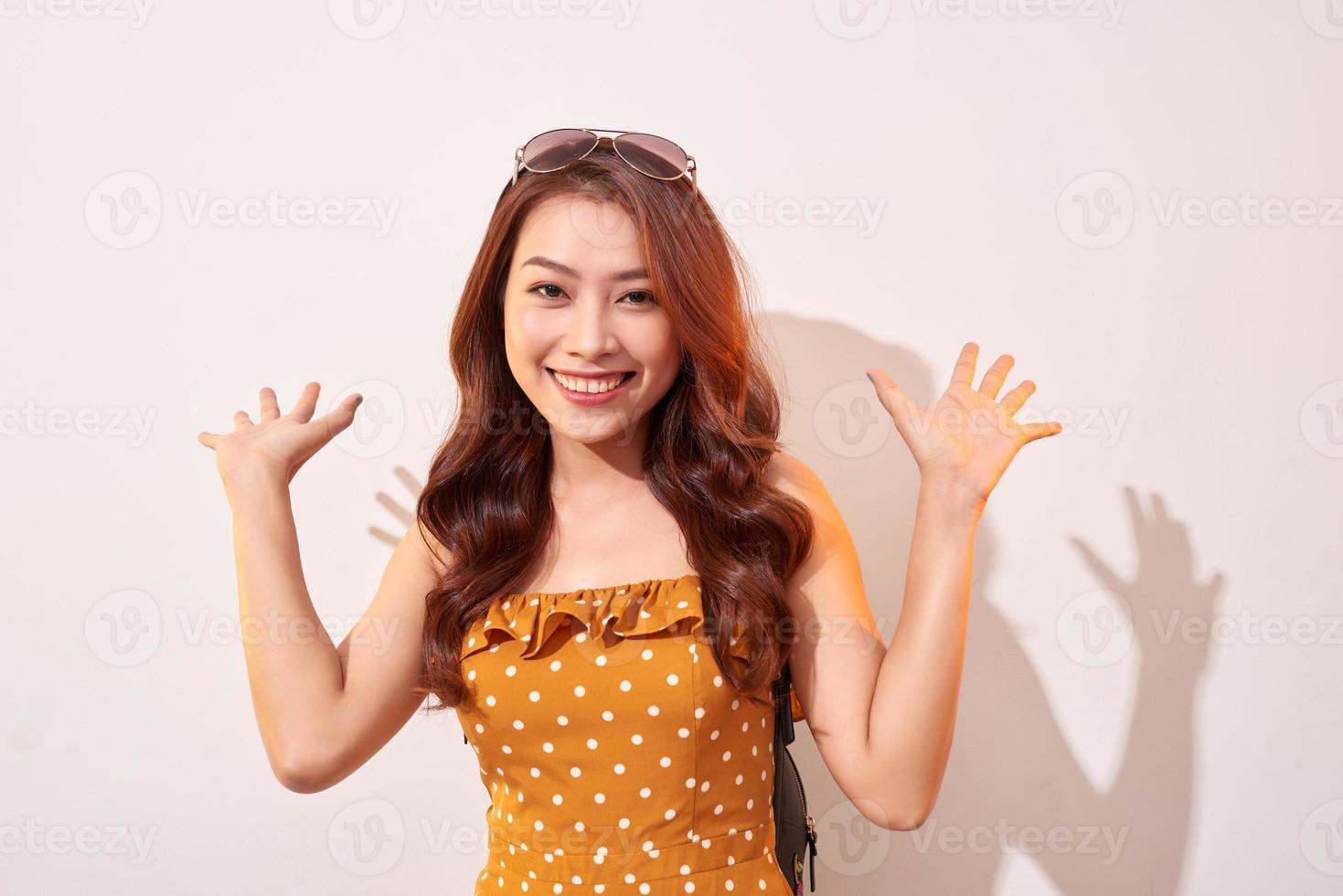 jeune femme active dansant avec une expression de visage inspirée photo