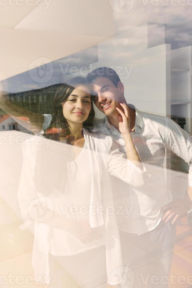 jeune couple détendu à la maison photo