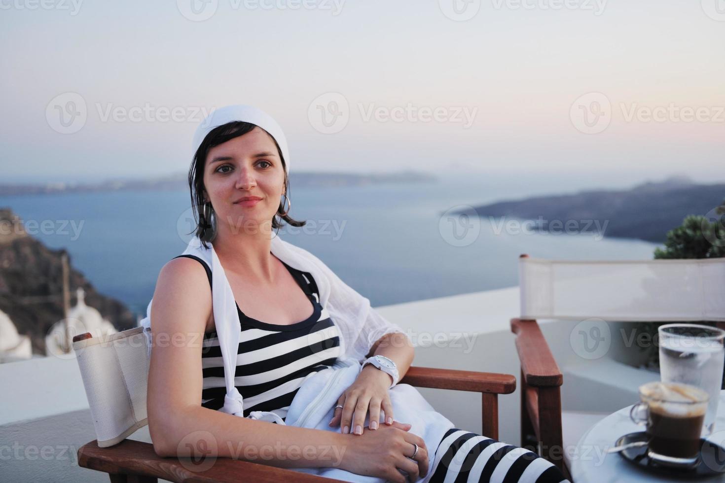 femme grecque dans les rues d'oia, santorin, grèce photo