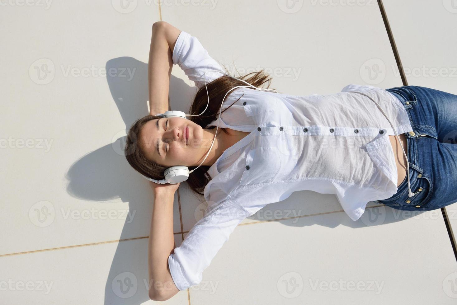 fille écoutant de la musique sur un casque blanc photo