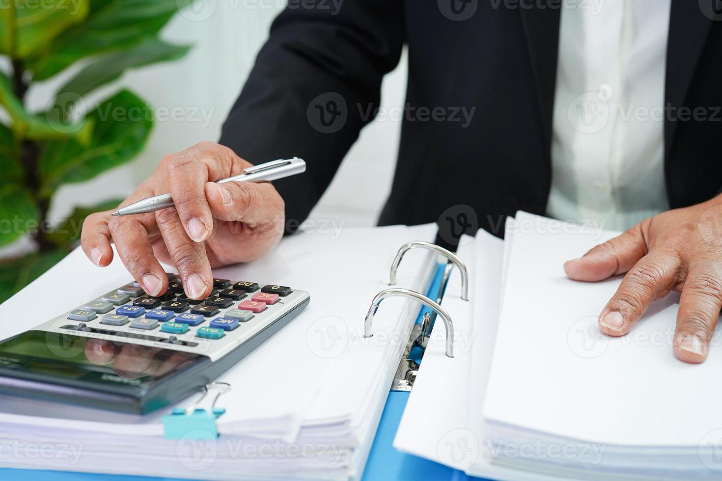 femme d'affaires occupée à travailler avec des documents au bureau. photo