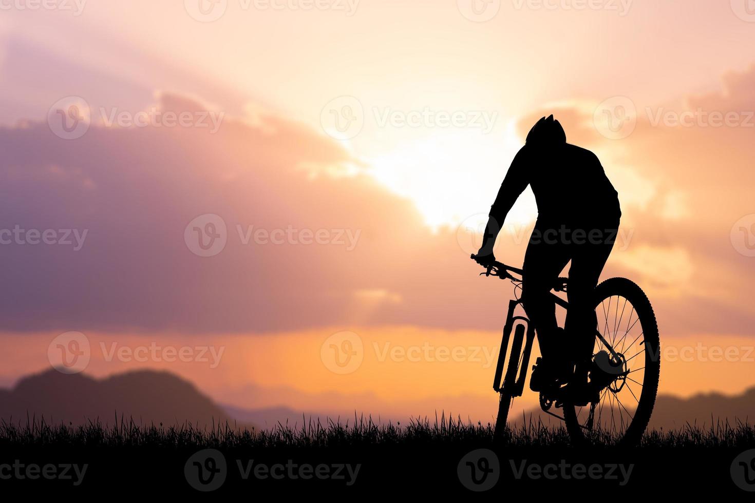 silhouettes de vélos et de cyclistes concept de voyage et exercice à vélo photo