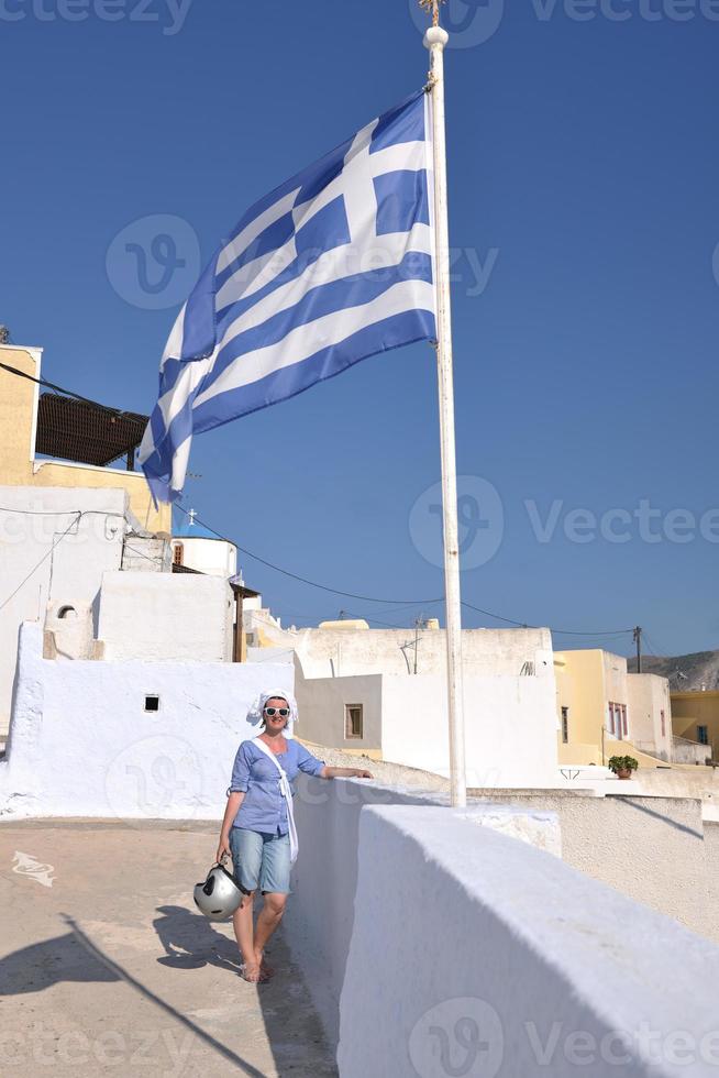 femme grecque dans les rues d'oia, santorin, grèce photo