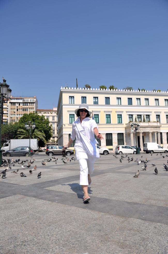 santorin grèce, 2022 - femme grecque dans les rues d'oia, santorin, grèce photo