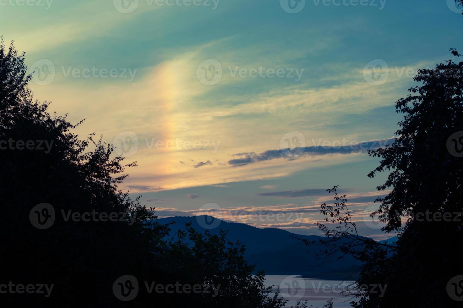 spectre dans un ciel au coucher du soleil. photo