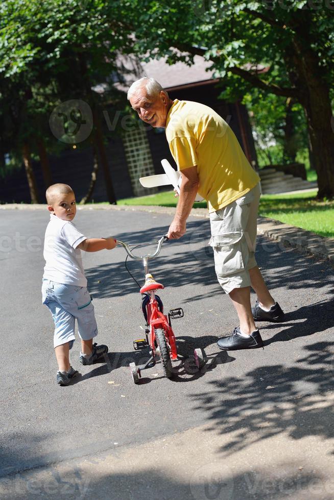 heureux grand-père et enfant dans le parc photo