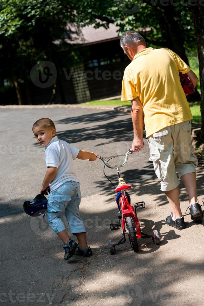 grand-père et enfant s'amusent dans le parc photo