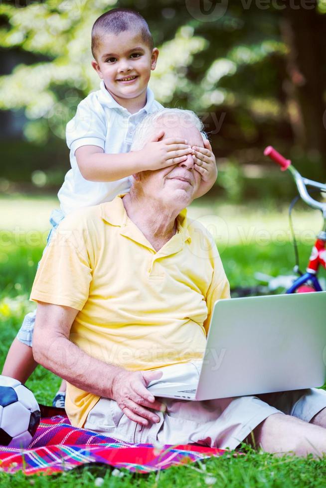 grand-père et enfant utilisant un ordinateur portable photo