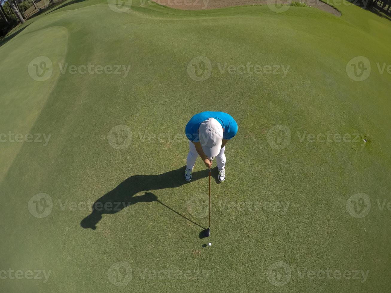 vue de dessus du joueur de golf frappant le coup photo