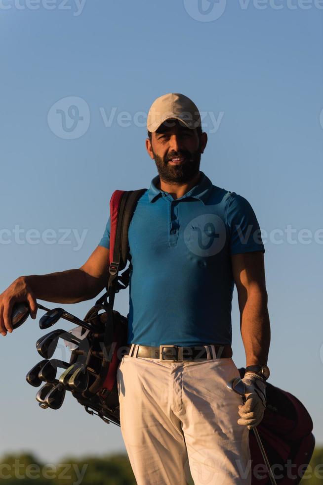 portrait de golfeur au terrain de golf au coucher du soleil photo