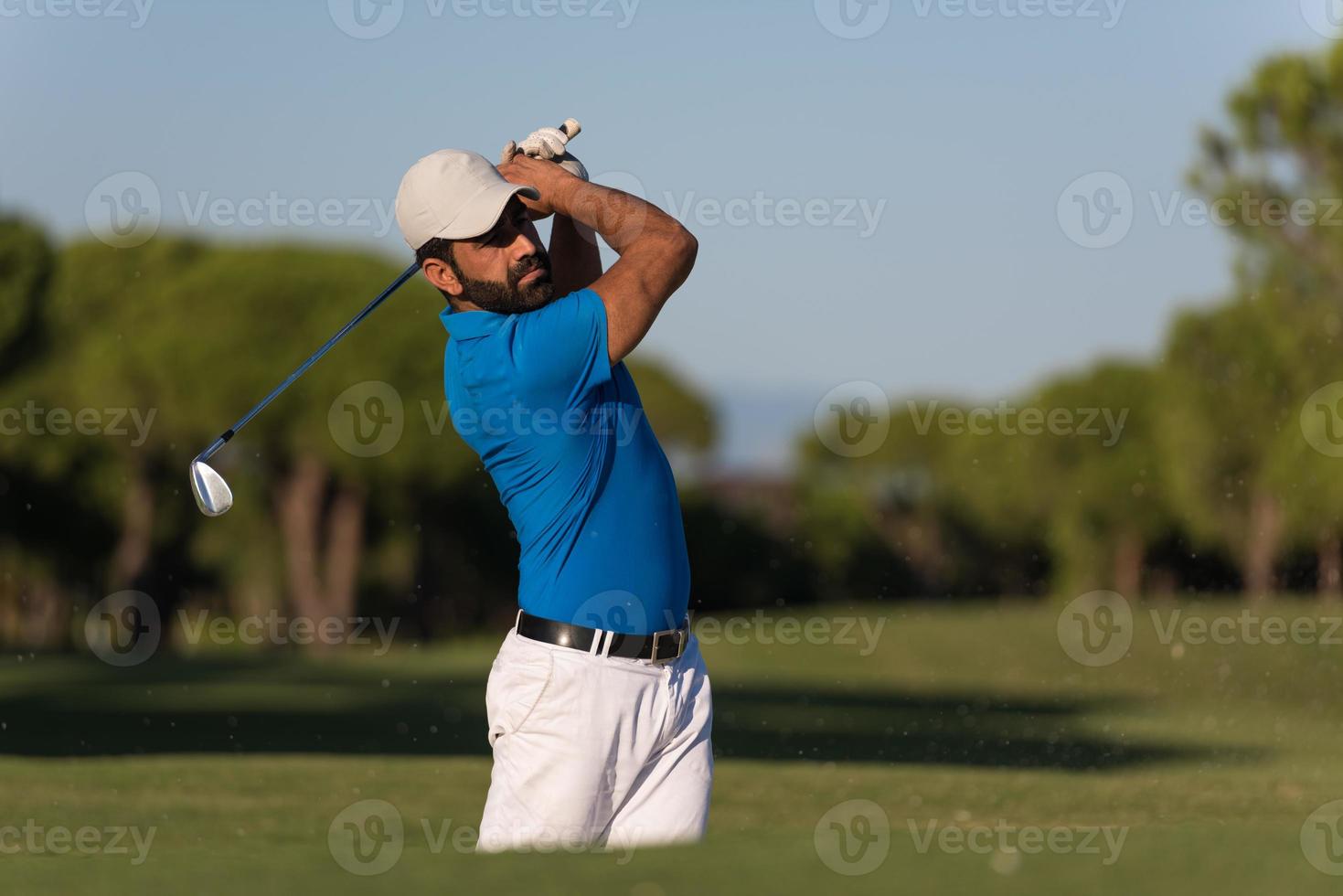 golfeur professionnel frappant un coup de bunker de sable photo