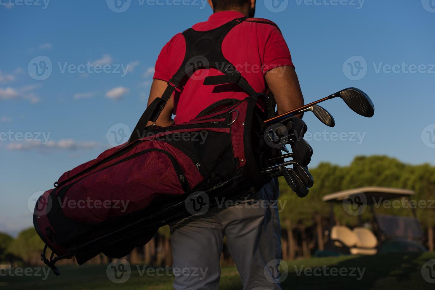 gros plan de golfeurs en marchant et en portant un sac de golf photo