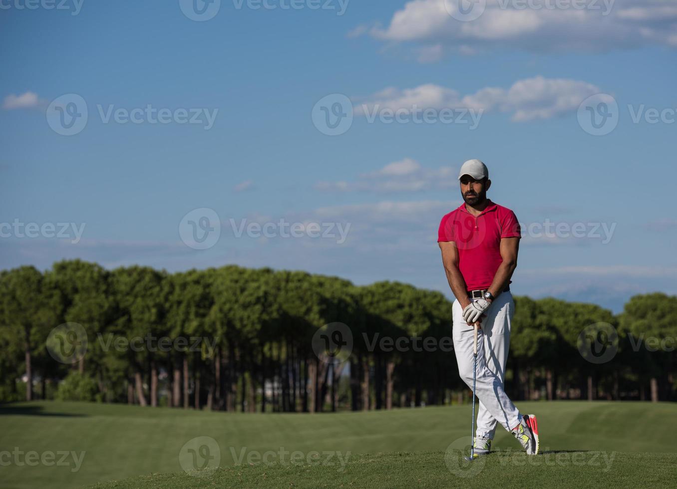 Beau portrait de joueur de golf du Moyen-Orient au cours photo