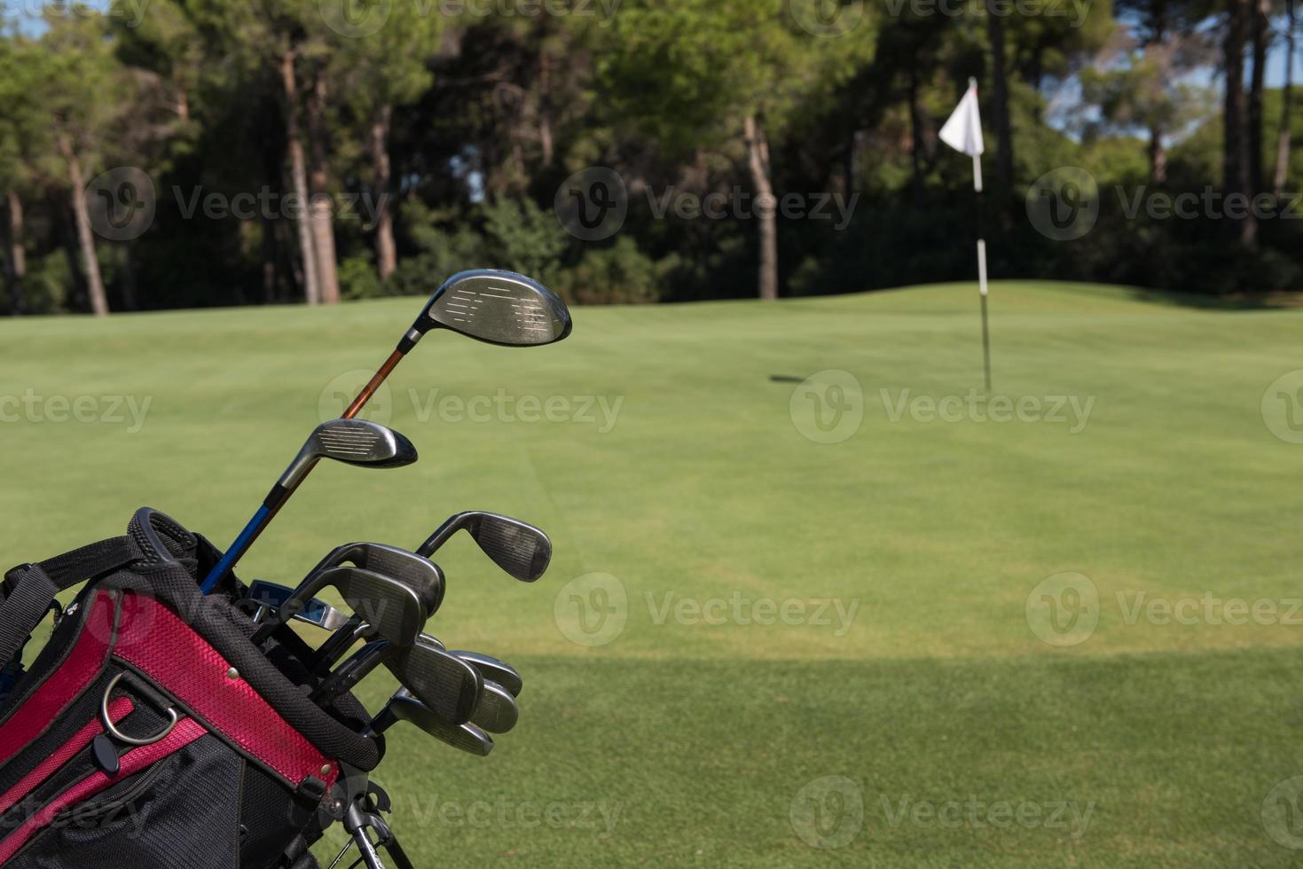 sac de golf en gros plan sur le parcours photo