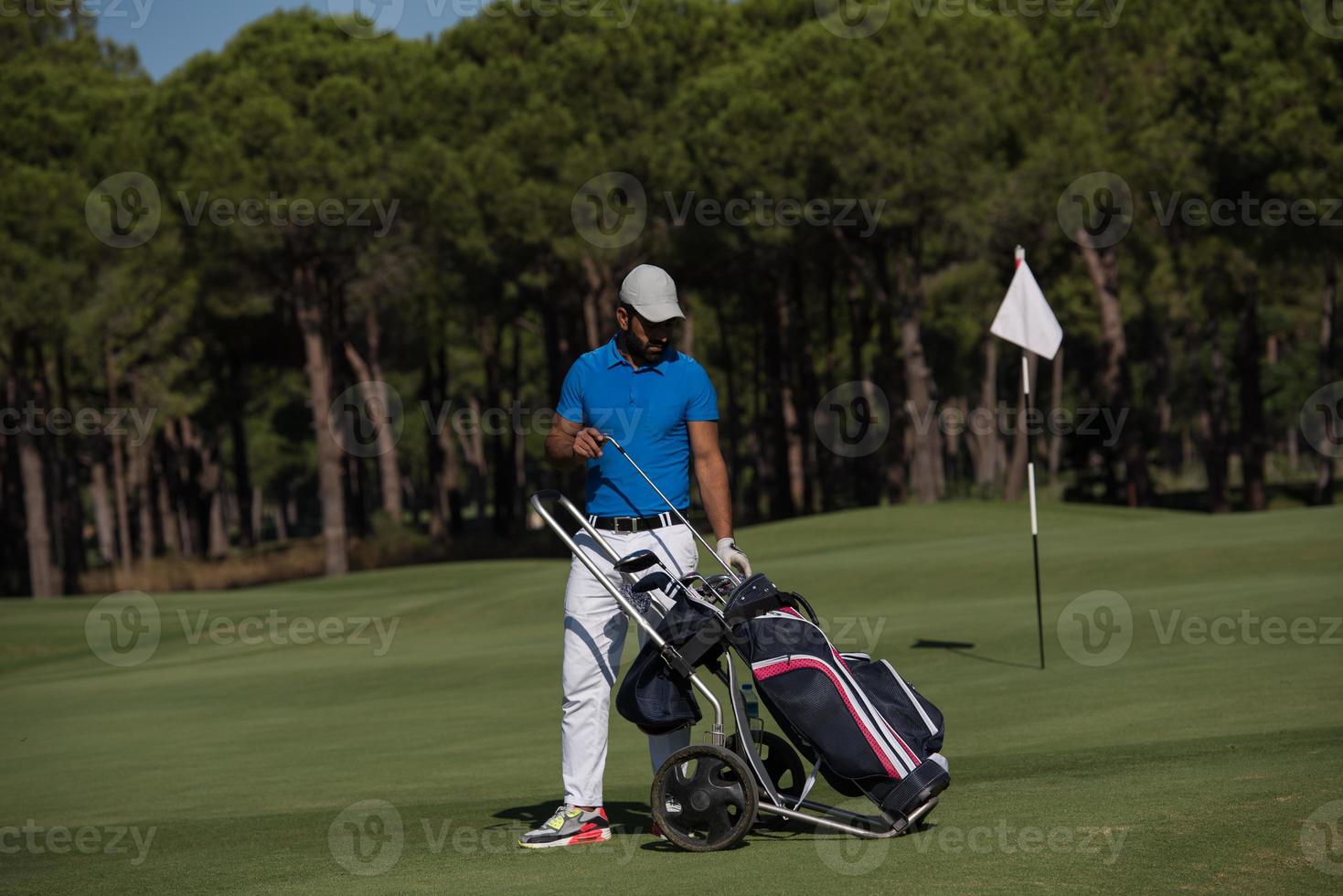 joueur de golf marchant avec un sac à roulettes photo