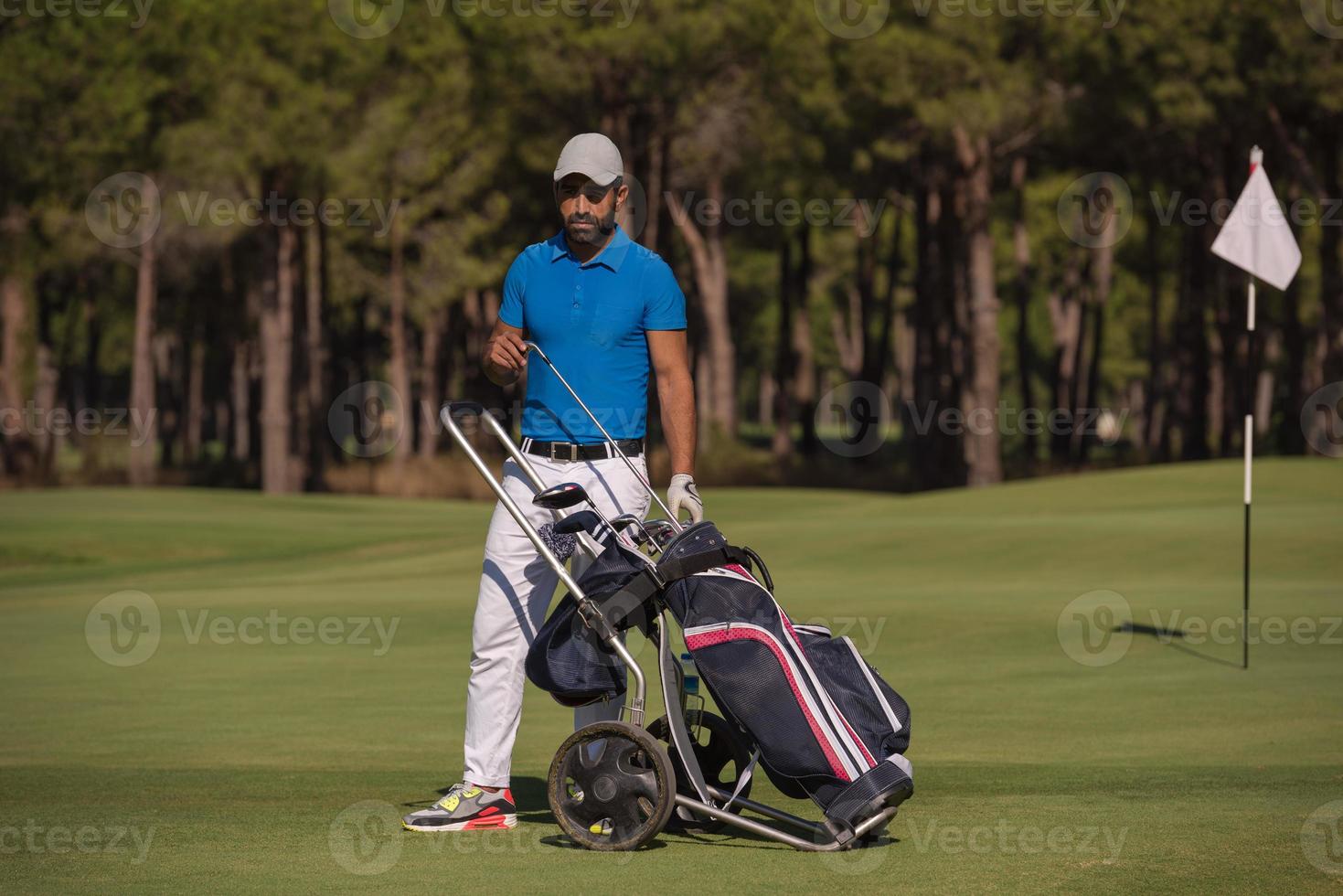 joueur de golf marchant avec un sac à roulettes photo