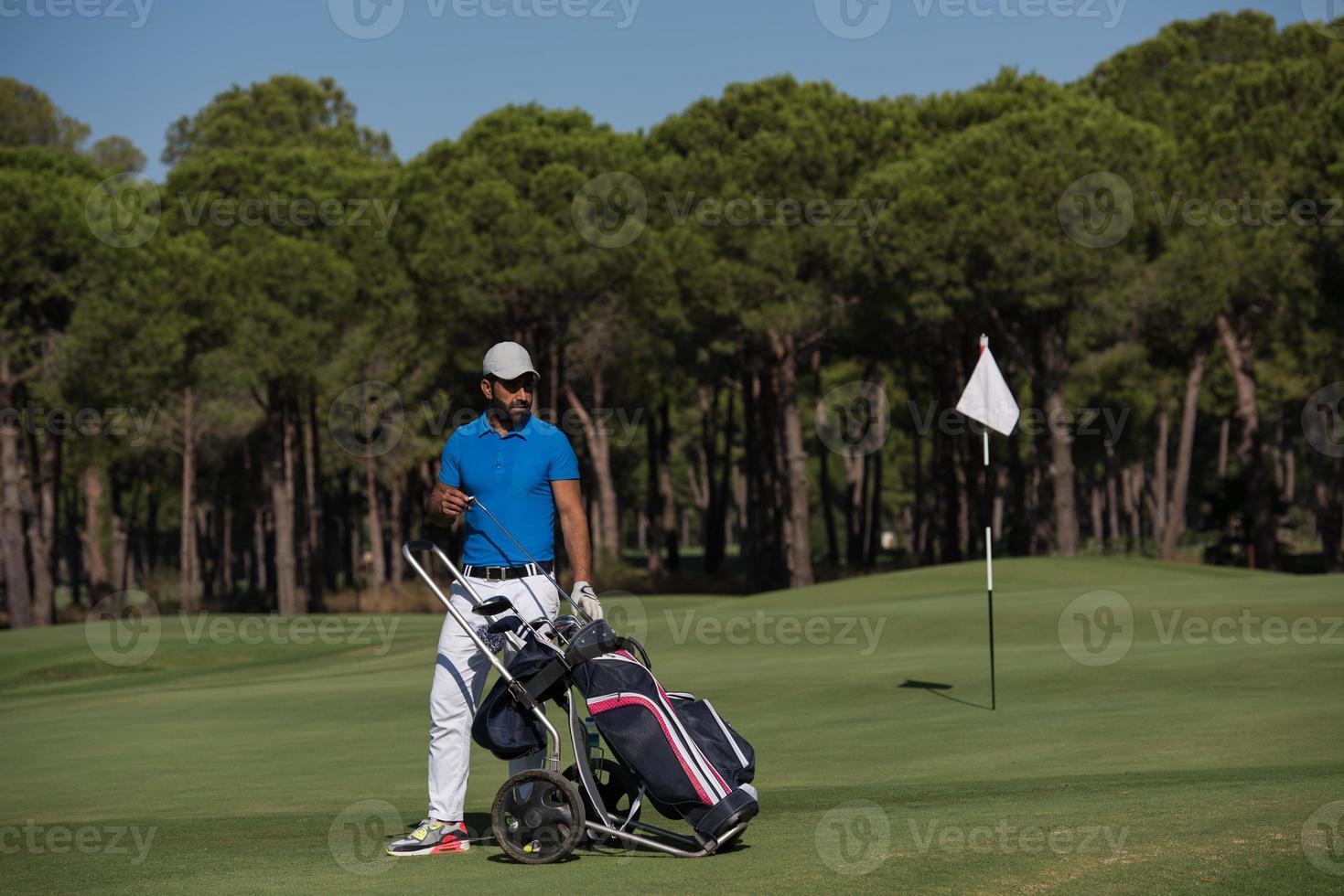 joueur de golf marchant avec un sac à roulettes photo