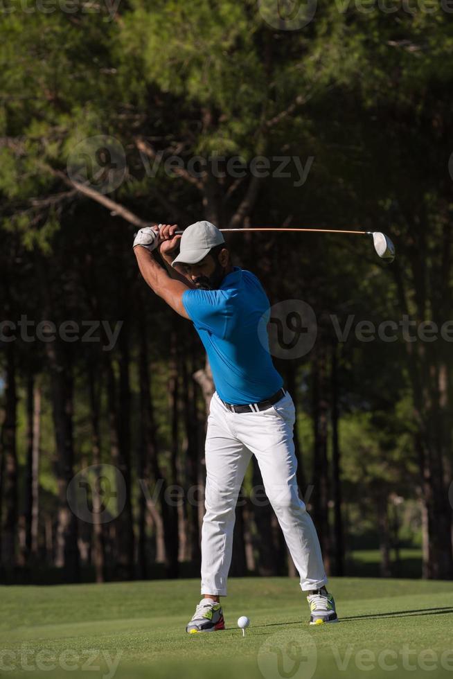 joueur de golf frappant un coup photo