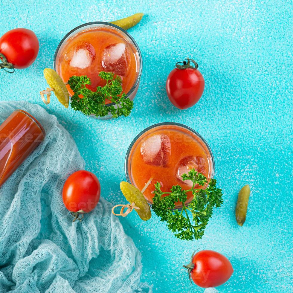 cocktail d'alcool Bloody Mary sur fond bleu. cocktail classique avec jus de tomate et vodka. vue de dessus photo