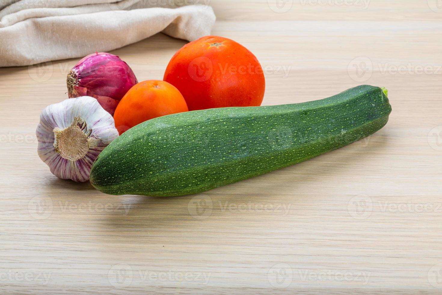 courgettes sur fond de bois photo