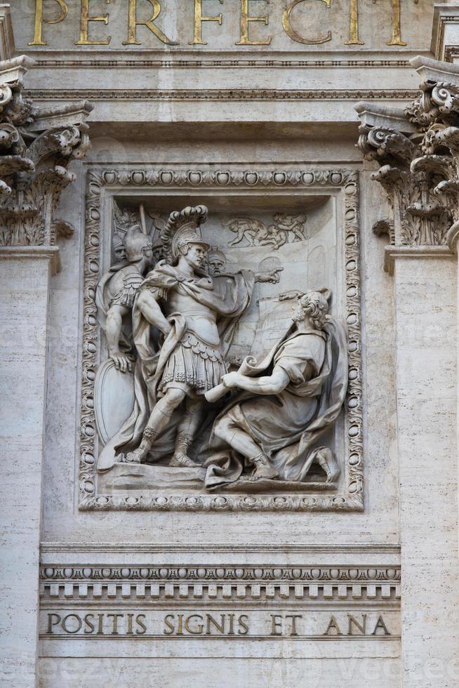 Sculpture dans la fontana di Trevi, Rome, Italie photo