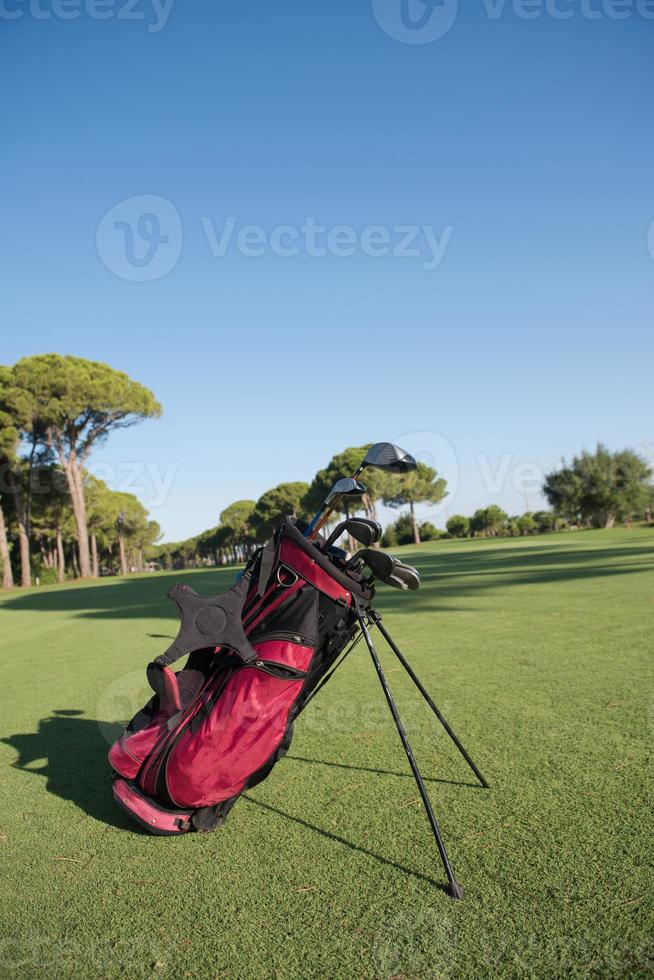 sac de golf en gros plan sur le parcours photo