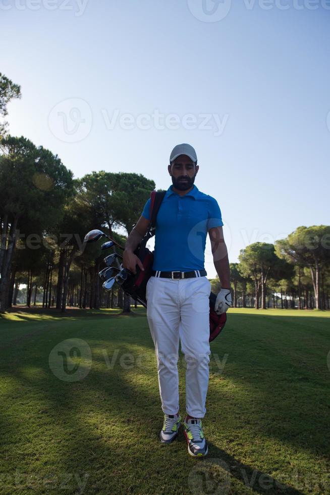 joueur de golf marchant photo