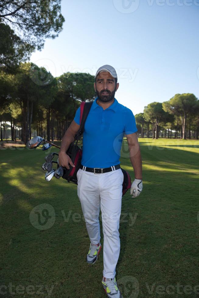 joueur de golf marchant photo