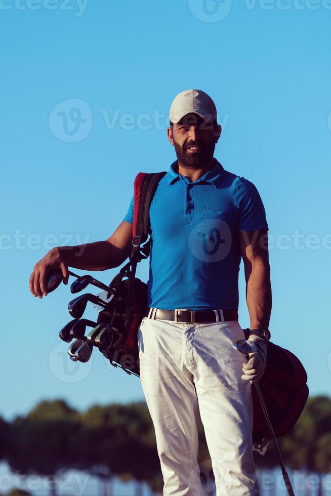 portrait de golfeur au terrain de golf au coucher du soleil photo