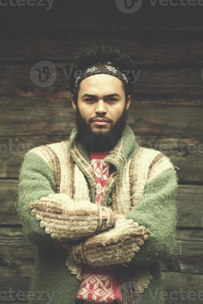 portrait de jeune hipster devant une maison en bois photo